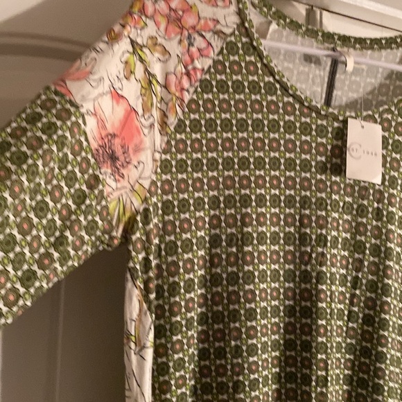 Womens moss green colored print shark tail hem top, size S - Picture 3 of 6